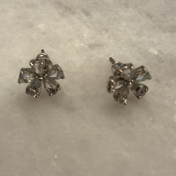 Flower earring - Picture 4 of 10